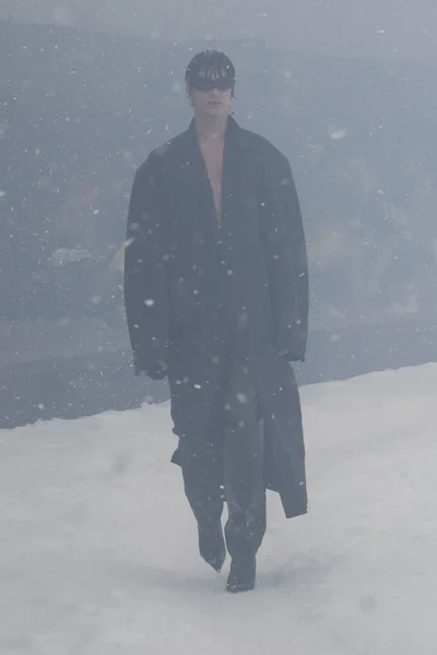 Look 18